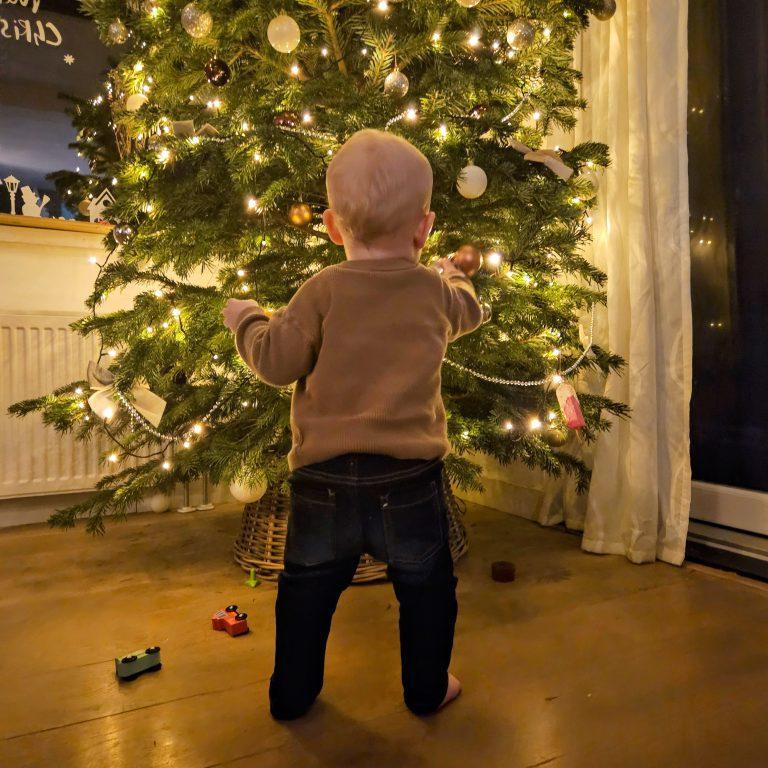 Kerstkind en de strijd tegen de kerstboom